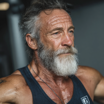 Щастливи възрастни хора след тренировка